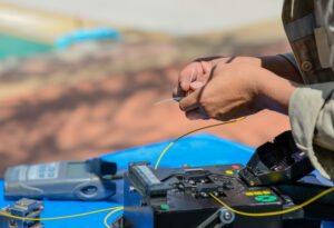 Personnes coupant des fibres optiques à fusion