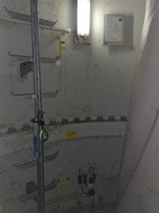 Échelle à l'intérieur des éoliennes