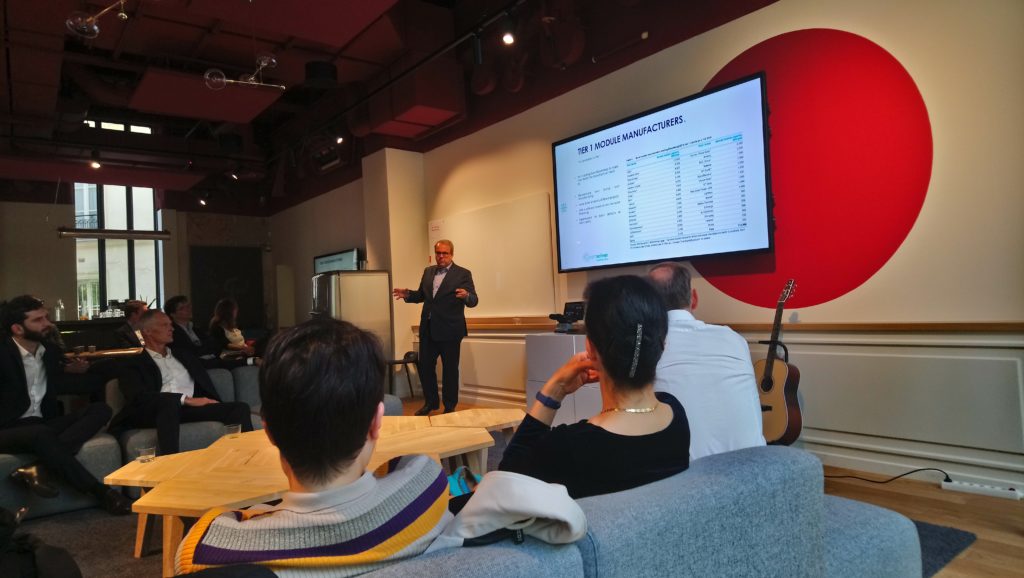 Conférence avec des personnes et des écrans géants 2