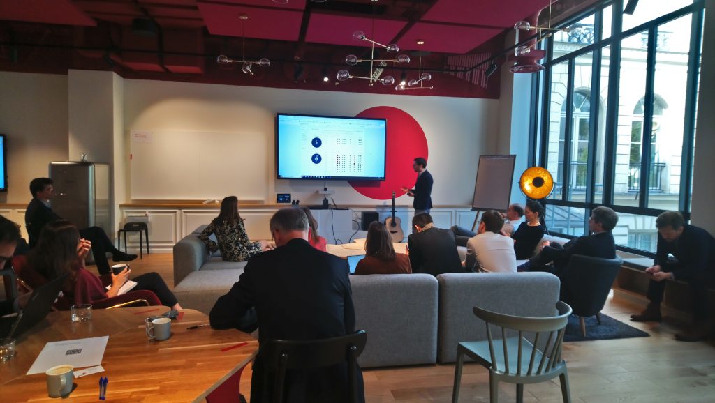 Conférence avec des personnes et des écrans géants