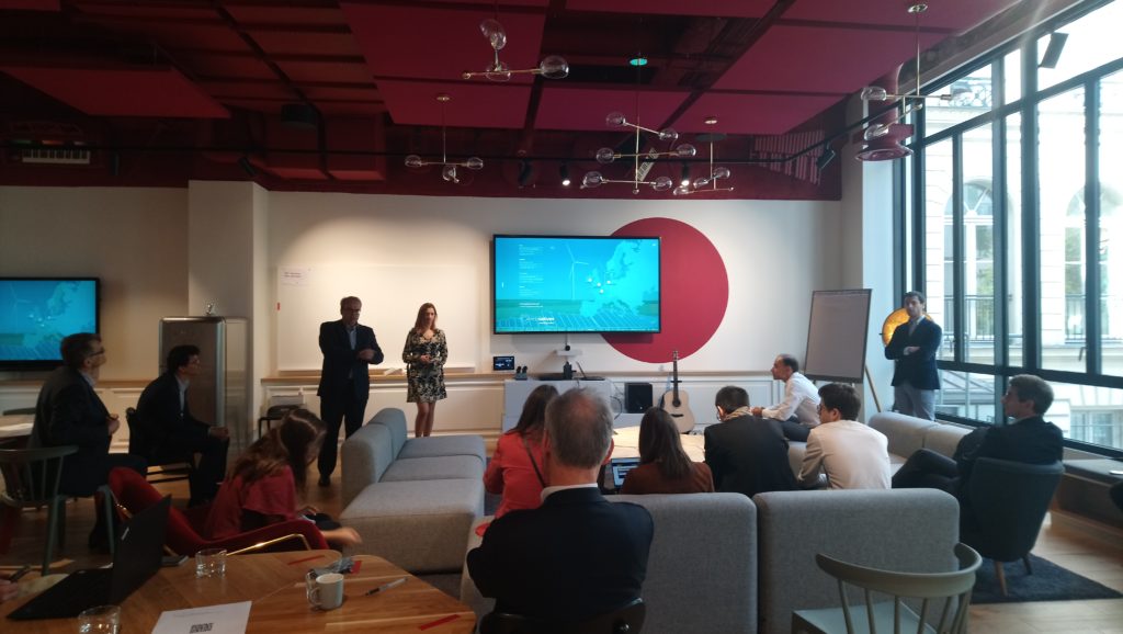 Conférence avec des personnes et des écrans géants 4