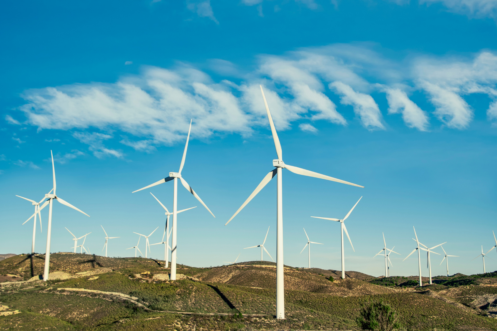Éoliennes sur les collines sous un ciel bleu