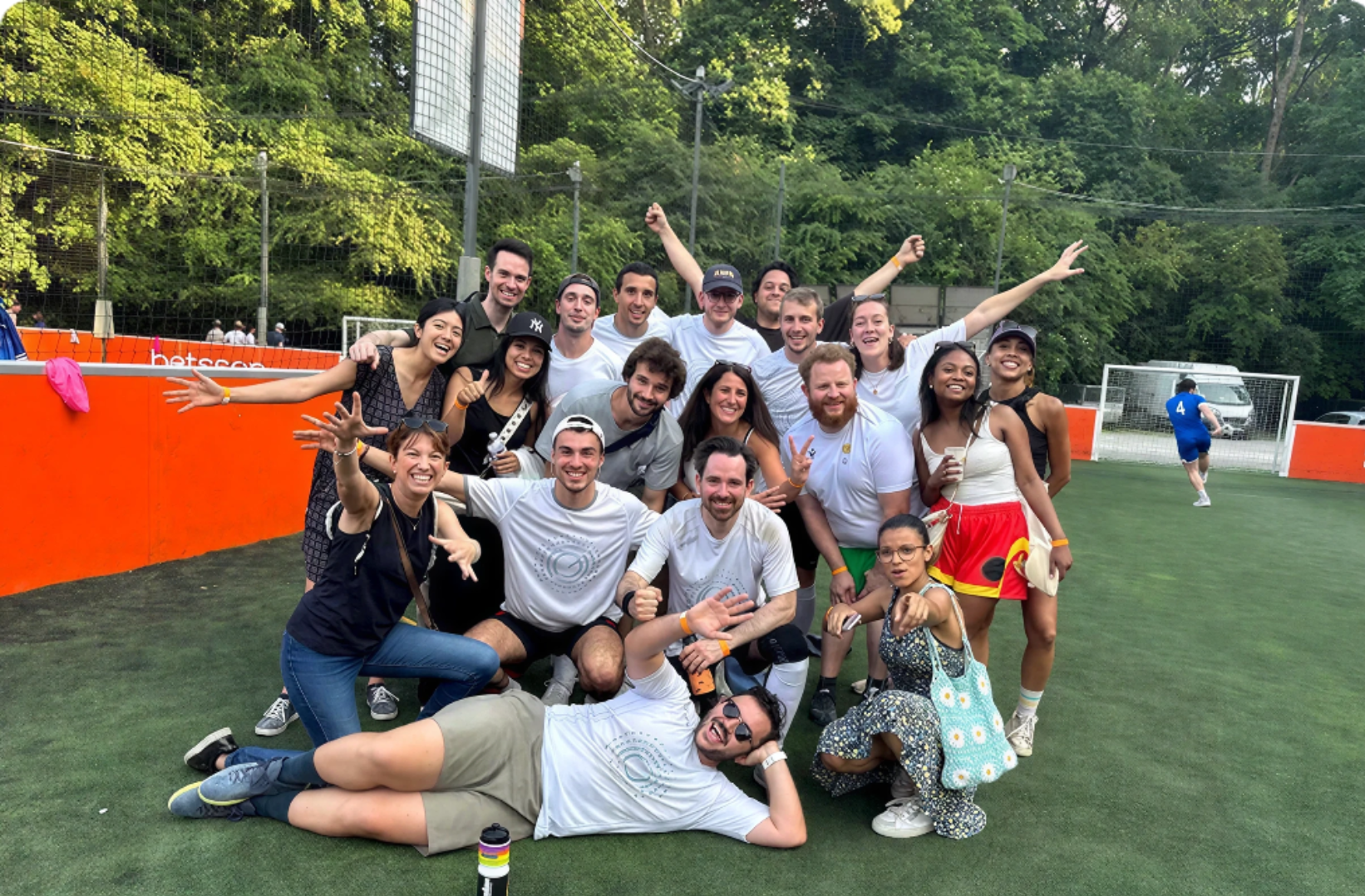 Une équipe de personnes sur un terrain de football