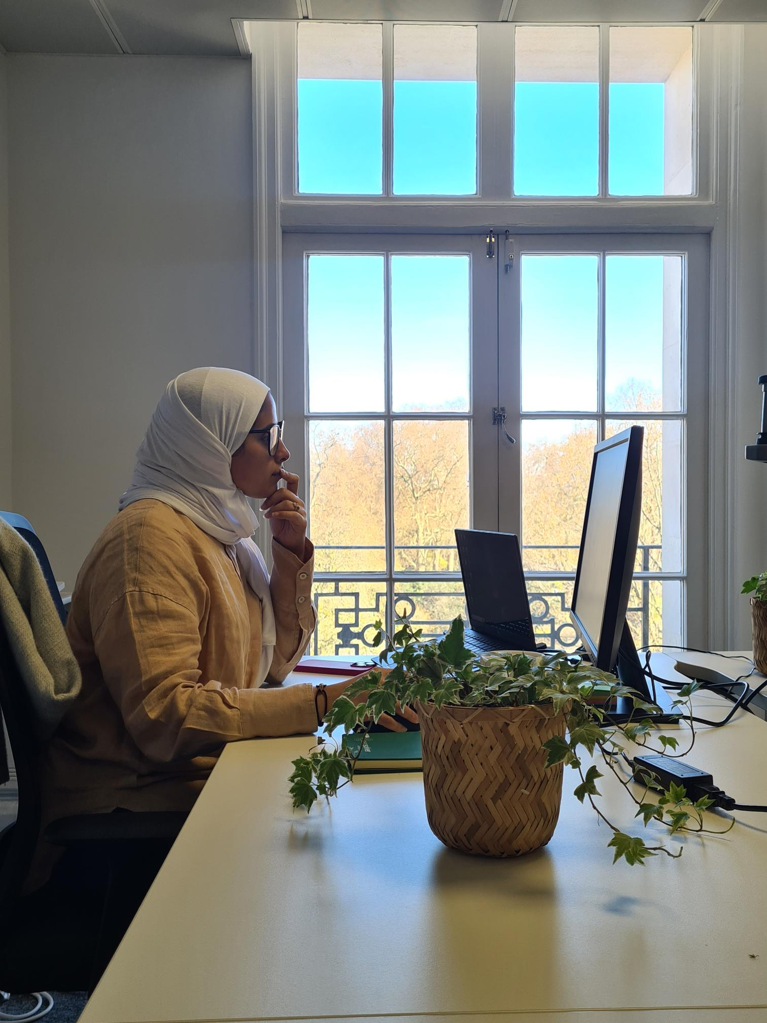 Une femme assise devant son ordinateur